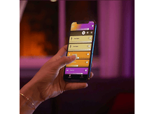 Charger l'image dans la galerie, Une main tenant un téléphone affichant une interface numérique.
