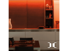 Charger l'image dans la galerie, Cuisine moderne avec table, bar et lumières changeant de couleur.
