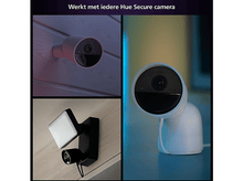 Charger l&#39;image dans la galerie, Images des caméras Hue Secure. Diverses configurations sur un mur en bois et un bâtiment.
