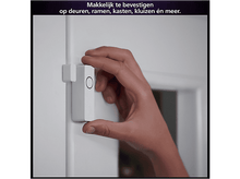 Charger l&#39;image dans la galerie, Main tenant un petit appareil blanc près d&#39;un cadre de porte. Texte : Facile à installer sur portes, fenêtres, etc.
