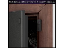 Charger l&#39;image dans la galerie, Un capteur de porte noir à côté d&#39;un cadre de porte en bois foncé. Texte : placer l&#39;aimant à gauche ou à droite.
