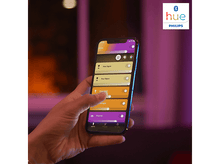 Charger l&#39;image dans la galerie, Une main tenant un smartphone affichant l&#39;interface de l&#39;application Philips Hue.
