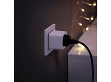 Charger l&#39;image dans la galerie, Une prise intelligente insérée dans une prise murale, avec des guirlandes lumineuses.
