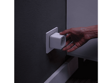 Charger l&#39;image dans la galerie, Une main branchant une prise intelligente blanche en forme de cube dans une prise murale gris foncé.
