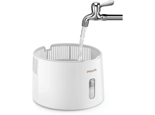 Charger l&#39;image dans la galerie, L&#39;eau coule d&#39;un robinet chromé dans un récipient blanc et rond.
