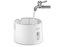 Charger l&#39;image dans la galerie, De l&#39;eau coulant d&#39;un robinet chromé dans un récipient d&#39;eau Philips blanc. Fond blanc.
