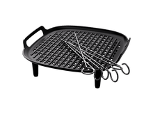 Charger l&#39;image dans la galerie, Une poêle à griller noire avec des brochettes en métal sur fond noir. La poêle a une poignée et des rainures surélevées. Les brochettes sont argentées.
