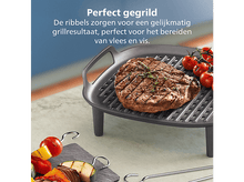 Charger l&#39;image dans la galerie, Un steak grillé sur une poêle à griller avec des tomates cerises. Brochettes de légumes grillés au premier plan.
