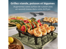 Charger l&#39;image dans la galerie, Légumes grillés et crevettes sur un support de cuisson. D&#39;autres assiettes avec de la nourriture sont en arrière-plan. Coussinet vert sous le support.
