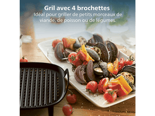 Charger l&#39;image dans la galerie, Un grill noir à côté d&#39;une assiette blanche avec des brochettes de légumes grillés, dont des tomates, des poivrons et des oignons, sur une surface en bois.

