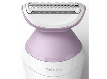 Charger l&#39;image dans la galerie, Gros plan sur un rasoir sec et humide. Blanc et violet, avec une tête de rasage argentée.
