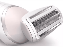 Charger l&#39;image dans la galerie, Gros plan sur une tête de rasoir électrique blanche et rose. La tête de rasoir a une lame en métal argenté et est légèrement inclinée.
