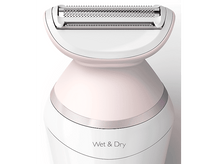 Charger l&#39;image dans la galerie, Gros plan sur un rasoir électrique rose et blanc. Les lames sont visibles. Fond blanc.
