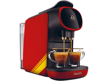 Charger l&#39;image dans la galerie, Machine à café rouge et noire avec deux tasses en verre, distribuant du café. Fond blanc.
