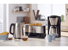 Charger l'image dans la galerie, Scène de cuisine avec bouilloire, grille-pain, cafetière et aliments.
