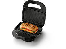 Charger l&#39;image dans la galerie, Presse à panini noire avec un sandwich à l&#39;intérieur. Le sandwich a du fromage et de la tomate. Fond blanc.
