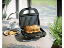 Charger l&#39;image dans la galerie, Réfrigérateur ouvert montrant l&#39;intérieur avec étagères et aliments.
