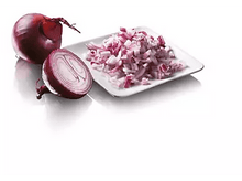 Charger l&#39;image dans la galerie, Oignons rouges, tranchés et entiers. Un oignon coupé en deux, avec une assiette d&#39;oignons hachés.
