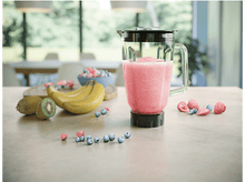 Charger l&#39;image dans la galerie, Mixeur avec smoothie rose, fruits et baies sur un comptoir de cuisine.
