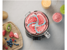 Charger l&#39;image dans la galerie, Un mixeur avec smoothie rose, entouré d&#39;ingrédients et de smoothies de différentes couleurs.
