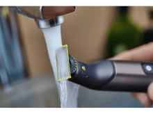 Charger l&#39;image dans la galerie, Gros plan sur un rasoir électrique noir et jaune sous l&#39;eau courante.
