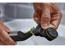 Charger l&#39;image dans la galerie, Main tenant une tondeuse à barbe avec accessoire pour différentes longueurs.
