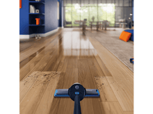 Charger l&#39;image dans la galerie, Serpillère nettoyant un sol en bois. Murs bleus et accents orange en arrière-plan.
