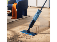 Charger l&#39;image dans la galerie, Une personne nettoie un sol en bois avec une serpillère bleue et noire. L&#39;eau et la saleté sont visibles sur le sol.
