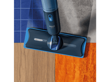 Charger l&#39;image dans la galerie, Une vadrouille Philips OneUp bleue et blanche sur différents revêtements de sol.
