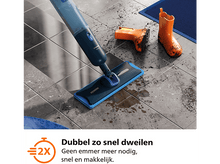 Charger l&#39;image dans la galerie, Serpillère bleue et noire sur un sol carrelé sale. Botte orange et tapis bleu en arrière-plan.
