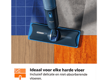 Charger l&#39;image dans la galerie, Une serpillière bleue et noire est sur des sols colorés. Le haut est bleu, le bas est noir. Le sol est bleu, marron et orange.
