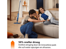 Charger l&#39;image dans la galerie, Un couple nettoyant le sol avec un balai-serpillère bleu, avec du texte sur le séchage plus rapide.
