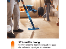 Charger l'image dans la galerie, Une personne passe la serpillère sur un plancher en bois avec un appareil de nettoyage bleu, texte : '50% plus vite sec'.
