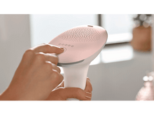 Charger l&#39;image dans la galerie, Personne appuyant sur un bouton d&#39;un appareil d&#39;épilation rose. Fond blanc.
