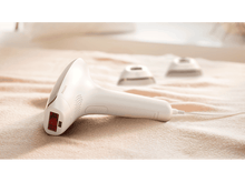 Charger l&#39;image dans la galerie, Appareil Philips Lumea blanc avec deux accessoires sur une surface beige.
