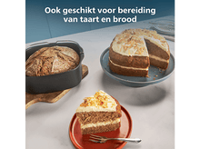 Charger l&#39;image dans la galerie, Pain dans une poêle, gâteau sur une assiette et une part de gâteau sur une assiette rouge avec une fourchette, sur une surface blanche.
