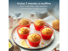 Charger l&#39;image dans la galerie, Six muffins dans des moules rouges sur une assiette avec une tranche de citron. Texte blanc en haut: &#39;Inclut 7 moules à muffins&#39;.
