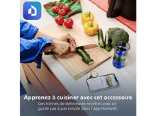 Charger l&#39;image dans la galerie, Une personne coupe des courgettes sur une planche en bois. Tomates, poivrons, courgettes et brocolis sont à proximité. Un téléphone affiche une recette.
