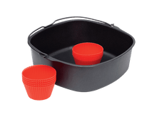 Charger l&#39;image dans la galerie, Un panier de friteuse à air noir contient deux jeux de moules à muffins en silicone rouge. Un jeu est à l&#39;intérieur du panier et un à l&#39;extérieur.
