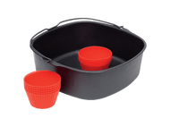 Un panier de friteuse à air noir contient deux jeux de moules à muffins en silicone rouge. Un jeu est à l'intérieur du panier et un à l'extérieur.