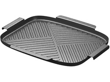 Charger l&#39;image dans la galerie, Poêle grill noire avec rainures et poignées. Construction métallique, vue en angle.
