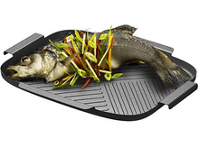 Charger l&#39;image dans la galerie, Un poisson cuit sur une plaque de grill, garni de légumes, prêt à servir.
