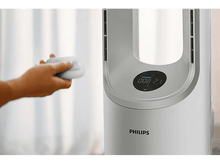 Charger l&#39;image dans la galerie, Une main tient une télécommande près d&#39;un ventilateur Philips blanc avec un affichage numérique indiquant &#39;008 21&#39;.
