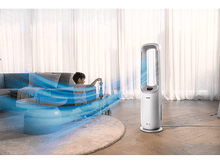 Charger l&#39;image dans la galerie, Un salon avec un garçon, un ventilateur et une table basse. Le ventilateur souffle de l&#39;air bleu.
