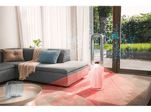 Charger l&#39;image dans la galerie, Le ventilateur gris souffle de l&#39;air, avec un faisceau rouge au sol. Canapé et rideaux gris.
