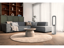 Charger l&#39;image dans la galerie, Salon avec canapé, table basse et un ventilateur.
