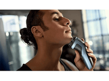 Charger l&#39;image dans la galerie, Homme se rasant avec un rasoir électrique.
