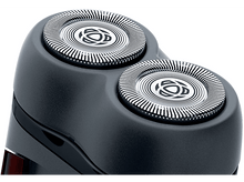 Charger l'image dans la galerie, Gros plan d'une tête de rasoir électrique noire. Il possède deux têtes rotatives argentées.
