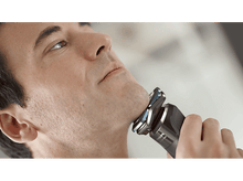 Charger l&#39;image dans la galerie, Un homme se rasant avec un rasoir électrique Philips, gros plan.
