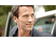 Charger l&#39;image dans la galerie, Homme en costume, regardant à droite, près d&#39;un véhicule. Le fond est flou.
